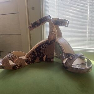 NINE WEST SNAKESKIN HEELS 8 1/2 M